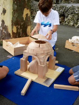 enfant construisant maquette en bois